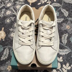 Tom’s Alex White Leather Sneaker in good condition!